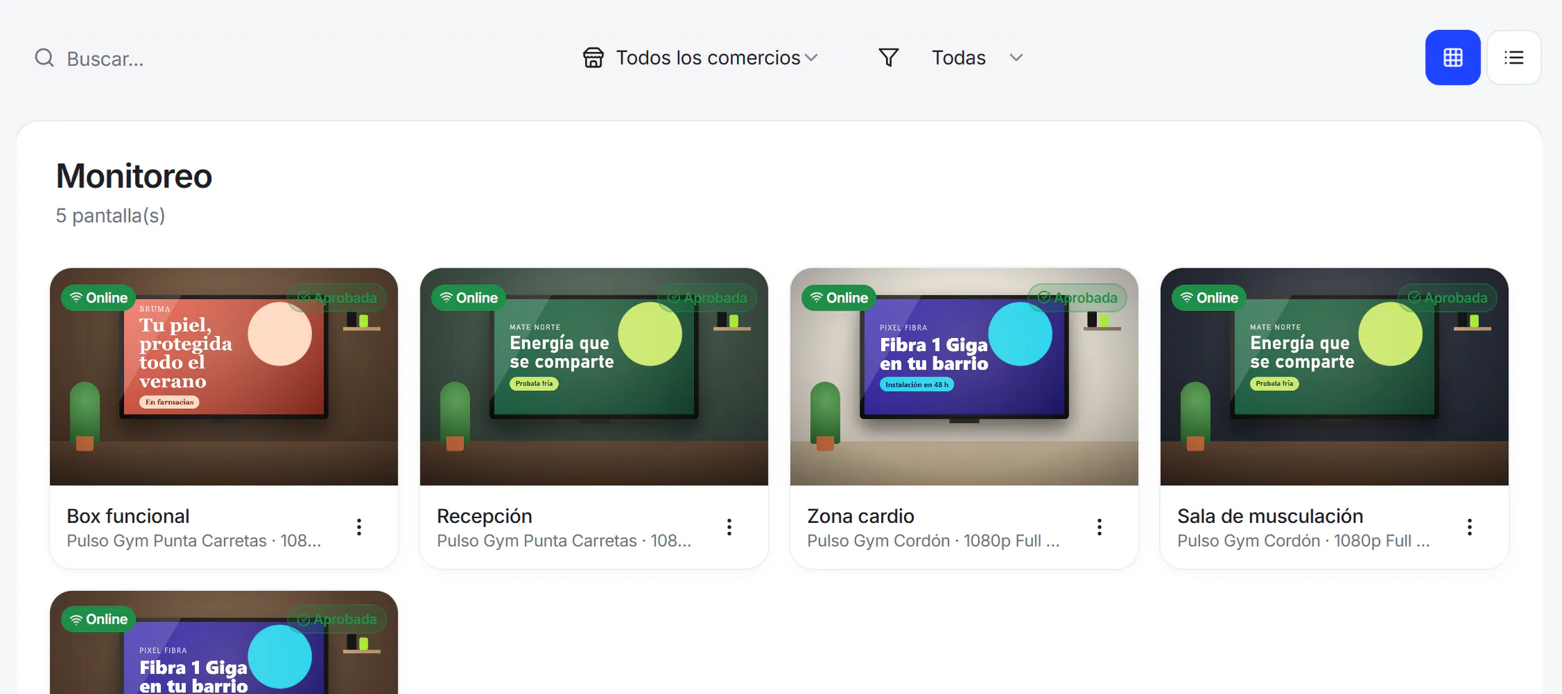 Portal del comercio de Hiper, el monitoreo de sus pantallas: las TVs de un gimnasio de ejemplo, cada una con el anuncio que está pasando y su estado Online