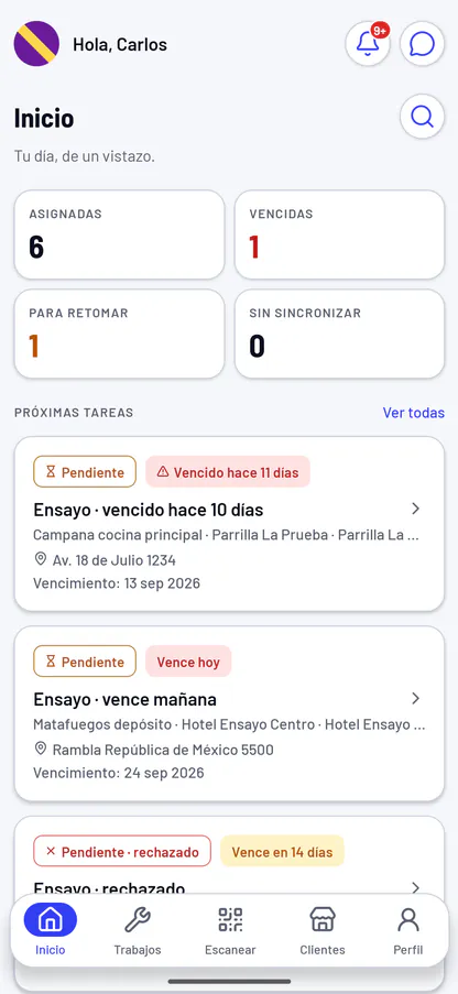 La app del técnico en el celular, con datos de ejemplo: «Hola, Carlos», sus tareas asignadas, vencidas, para retomar y sin sincronizar, y las próximas, cada una con su vencimiento