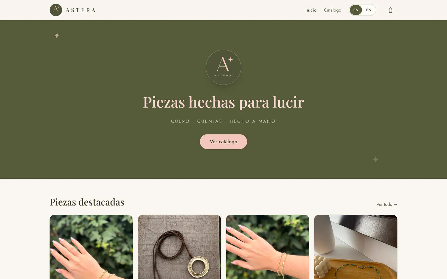 Inicio del catálogo de Astera Accesorios: «Piezas hechas para lucir», el botón Ver catálogo y, debajo, el comienzo de Piezas destacadas, con pulseras puestas en la mano y collares