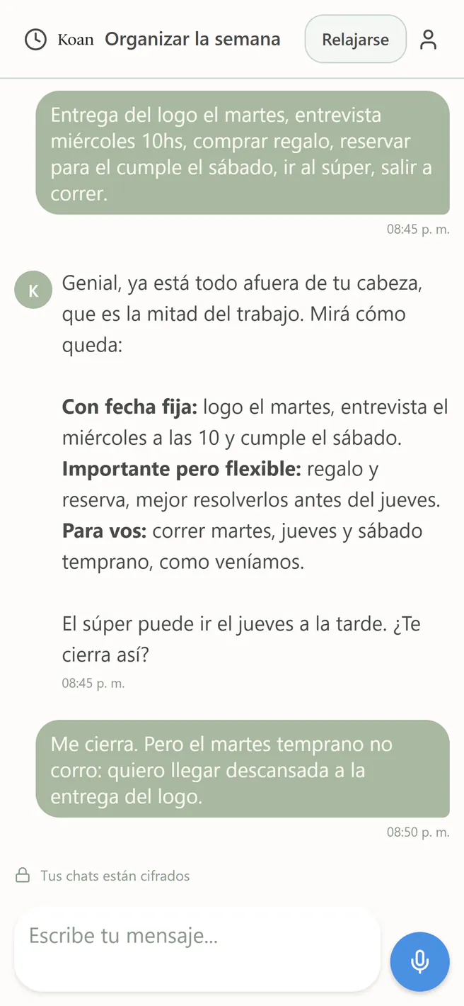 Koan en un teléfono, con datos de ejemplo: en la charla «Organizar la semana», Koan ordena los pendientes de la usuaria en tres grupos: «Con fecha fija», «Importante pero flexible» y «Para vos»