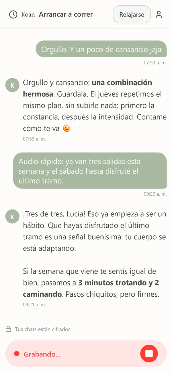 Koan en un teléfono, con datos de ejemplo: la charla «Arrancar a correr» mientras la usuaria graba un mensaje de voz