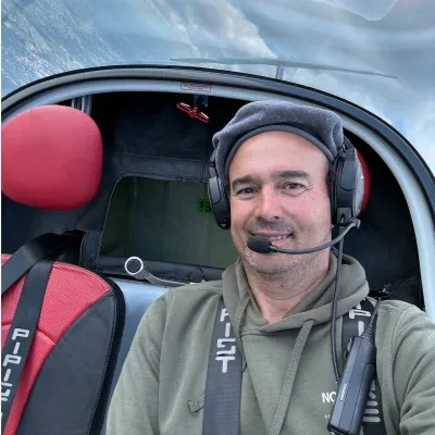 Federico François, de Fly Uruguay, con los auriculares puestos en la cabina de una avioneta