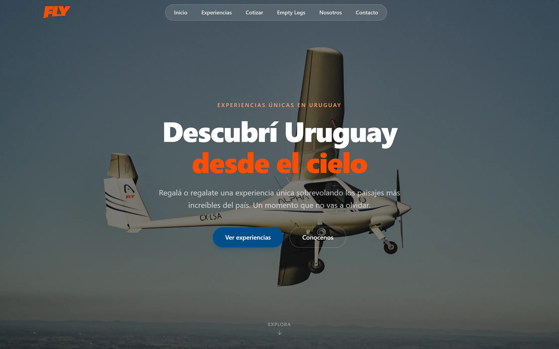 Inicio de fly.com.uy: una avioneta en vuelo, el titular Descubrí Uruguay desde el cielo y el botón Ver experiencias