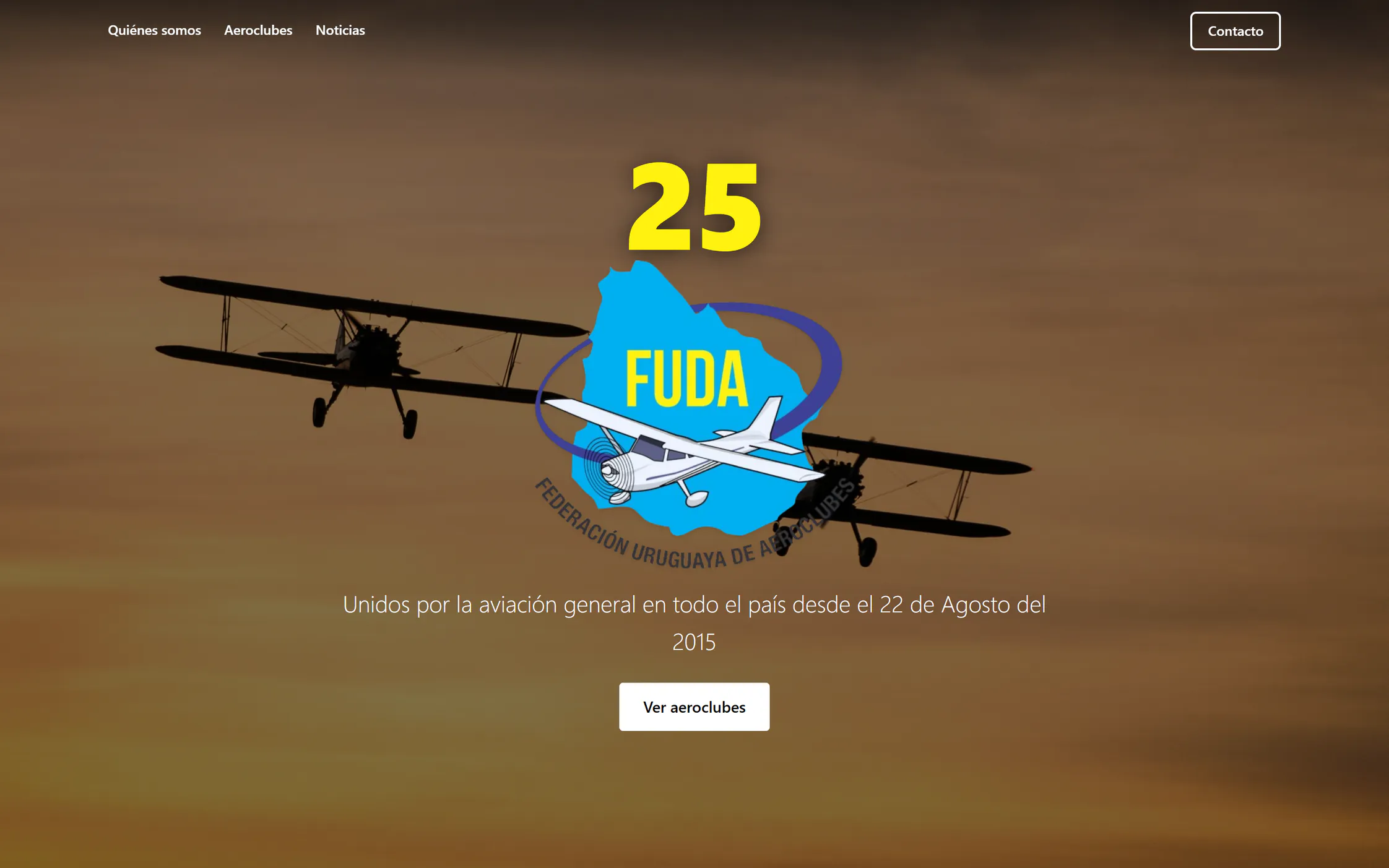 Inicio de la web de FUDA: el «25» en amarillo sobre el logo de la federación, dos biplanos al atardecer, «Unidos por la aviación general en todo el país desde el 22 de Agosto del 2015» y el botón Ver aeroclubes