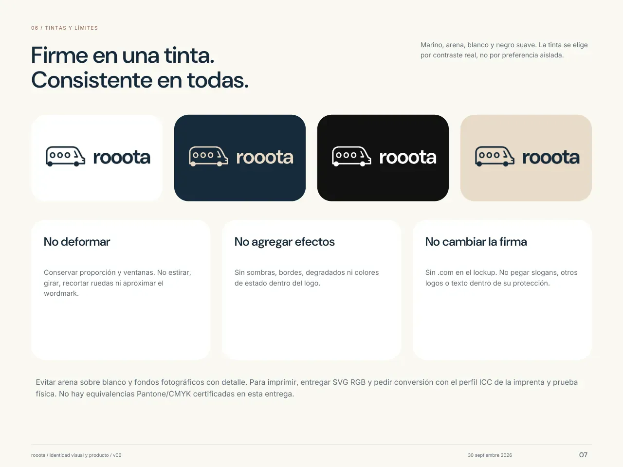 Lámina «Firme en una tinta. Consistente en todas»: el logo en marino sobre blanco, en arena sobre marino, en blanco sobre negro y en marino sobre arena, con tres reglas: no deformar, no agregar efectos y no cambiar la firma.