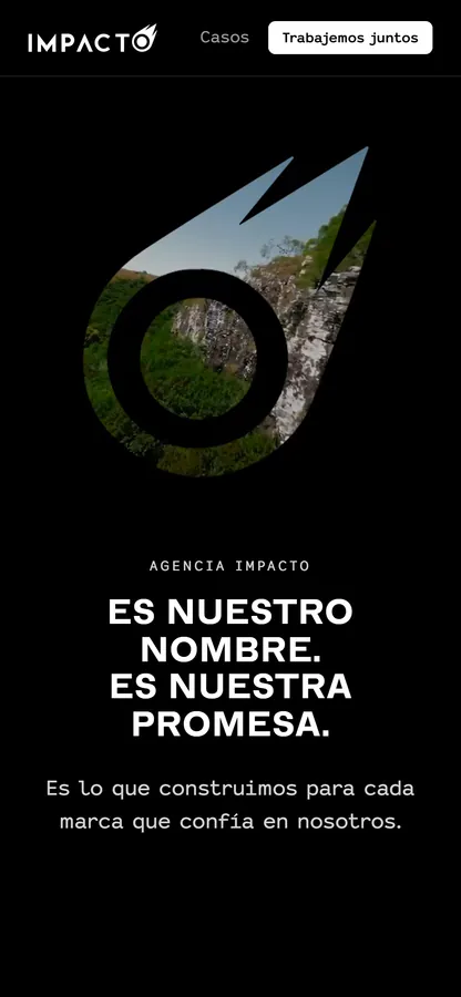 Inicio de agenciaimpacto.com.uy en un teléfono: el cometa del logo con un video adentro y la frase Es nuestro nombre. Es nuestra promesa.