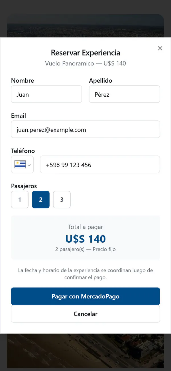 La reserva del Vuelo Panorámico en un celular, con datos de ejemplo: nombre, email, teléfono, dos pasajeros, el total a pagar y el botón Pagar con MercadoPago