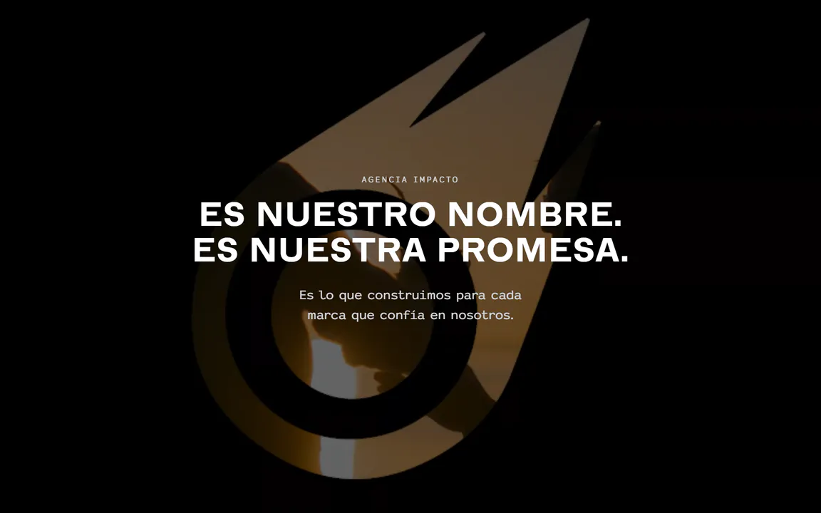Inicio de agenciaimpacto.com.uy: el cometa del logo de Impacto recorta el video de la agencia, con la frase Es nuestro nombre. Es nuestra promesa.