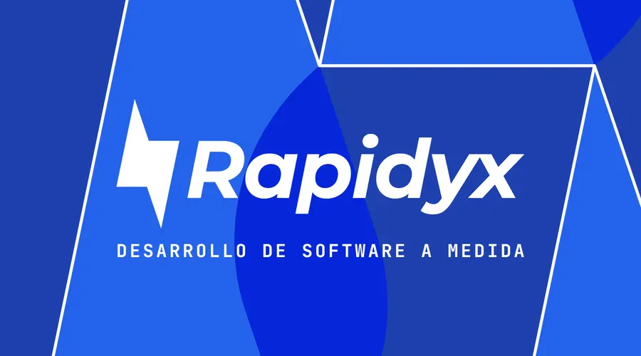 Frente de la tarjeta de Rapidyx: el logo en blanco sobre planos de azul, con la frase Desarrollo de software a medida.