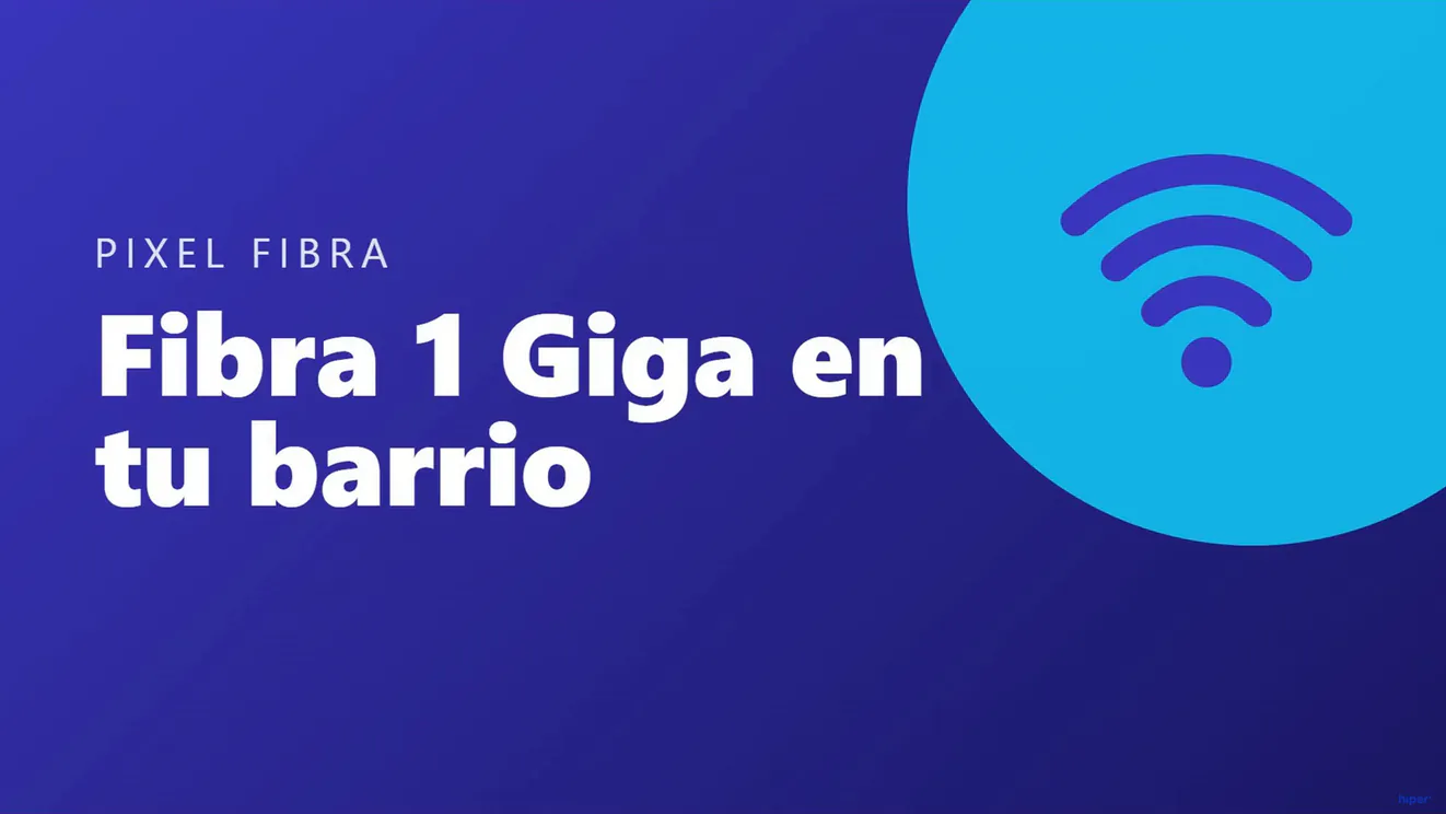 La app de Hiper en la TV de un comercio, a pantalla completa, pasando un anuncio de ejemplo: «Fibra 1 Giga en tu barrio»