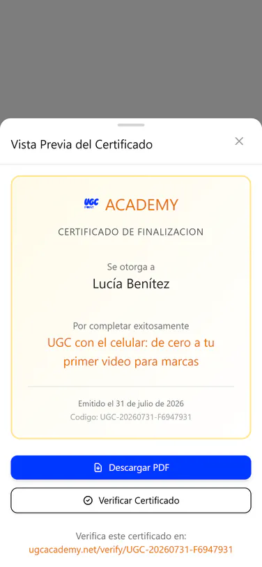 El certificado de un curso de demo de UGC Academy en un teléfono: el nombre de la alumna, el curso, la fecha de emisión y el código, con los botones Descargar PDF y Verificar Certificado